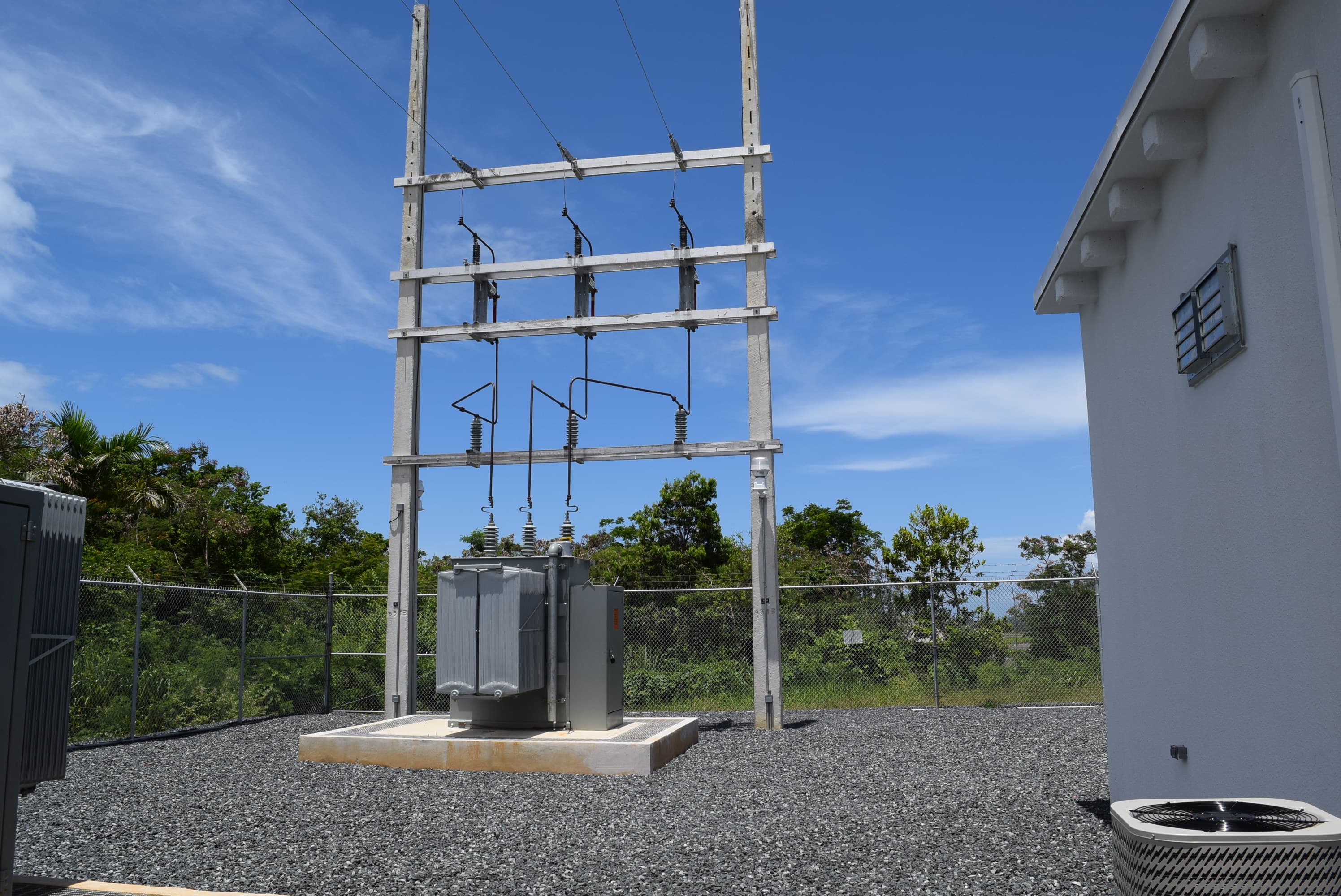 Outdoor electrical distribution structure and transformer